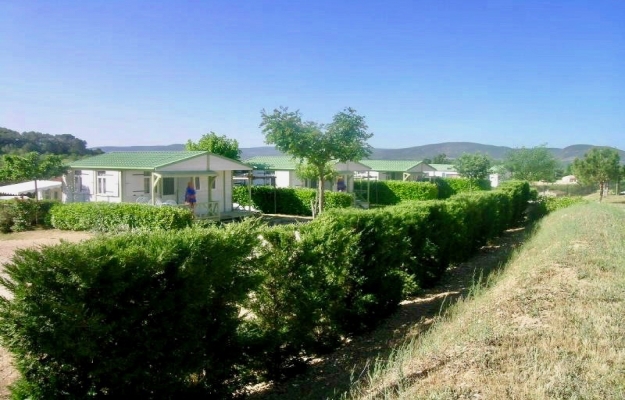 Petit camping dans Le Lubéron, environnement de qualité et touristique.