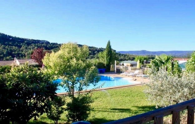 Petit camping dans Le Lubéron, environnement de qualité et touristique.