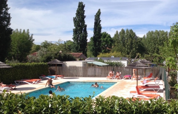 Camping vert en parfait état à vendre dans le Var