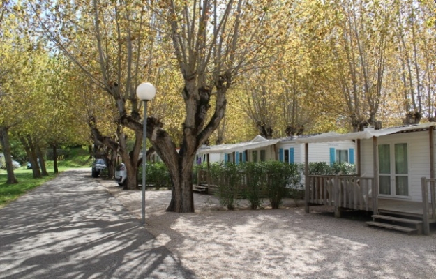 Camping vert en parfait état à vendre dans le Var
